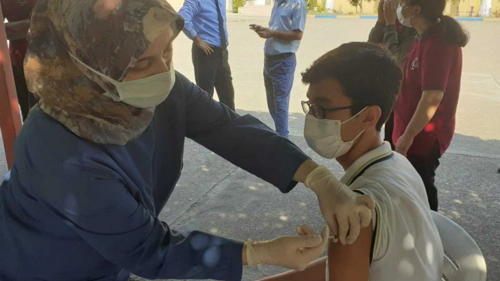 Aşısını olan 15 dakika sonra derse katılabiliyor